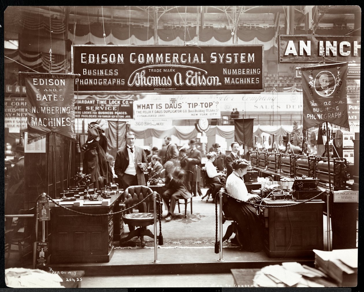 Uitzicht op de Edison Co. stand van kantoormateriaal op een handelsbeurs in Madison Square Garden, New York, 1906 door Byron Company