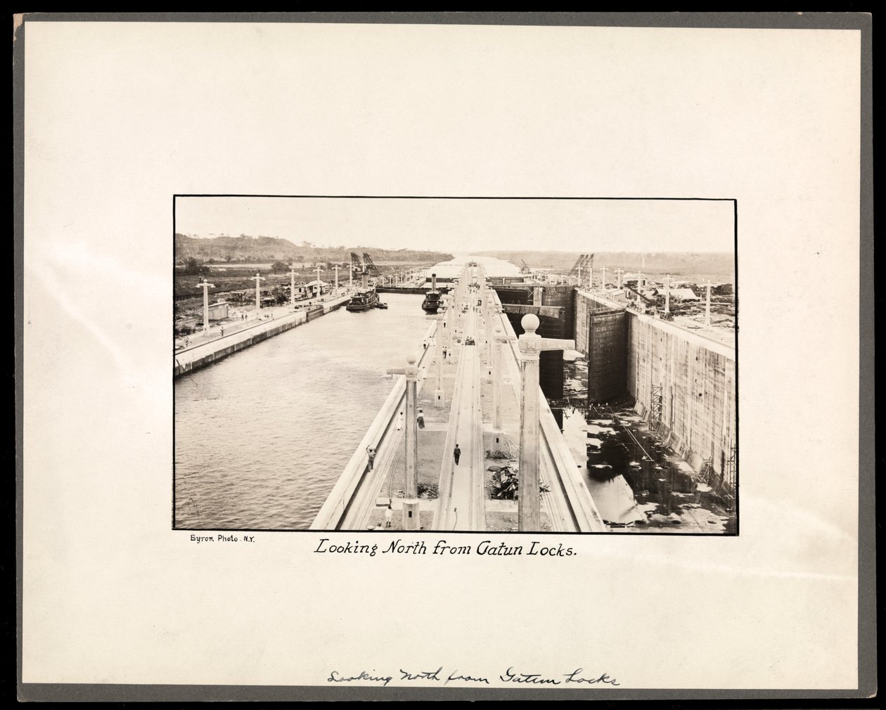 Uitzicht op de Gatun-sluizen van het Panamakanaal, tijdens de bouw, 1912 of 1913 door Byron Company