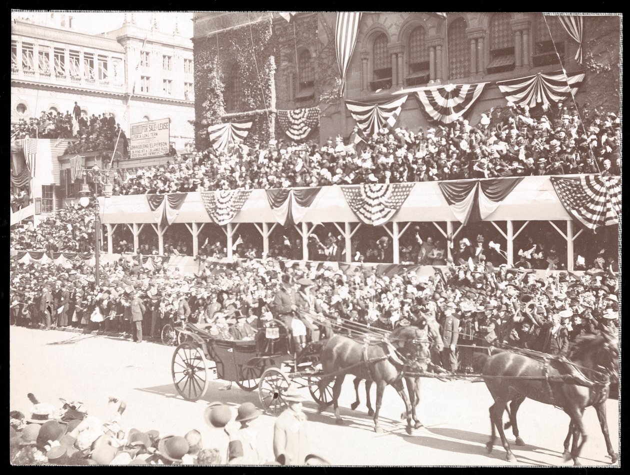 Uitzicht op de menigte en een door paarden getrokken koets in de Dewey Parade op Fifth Avenue, New York, 1899 door Byron Company