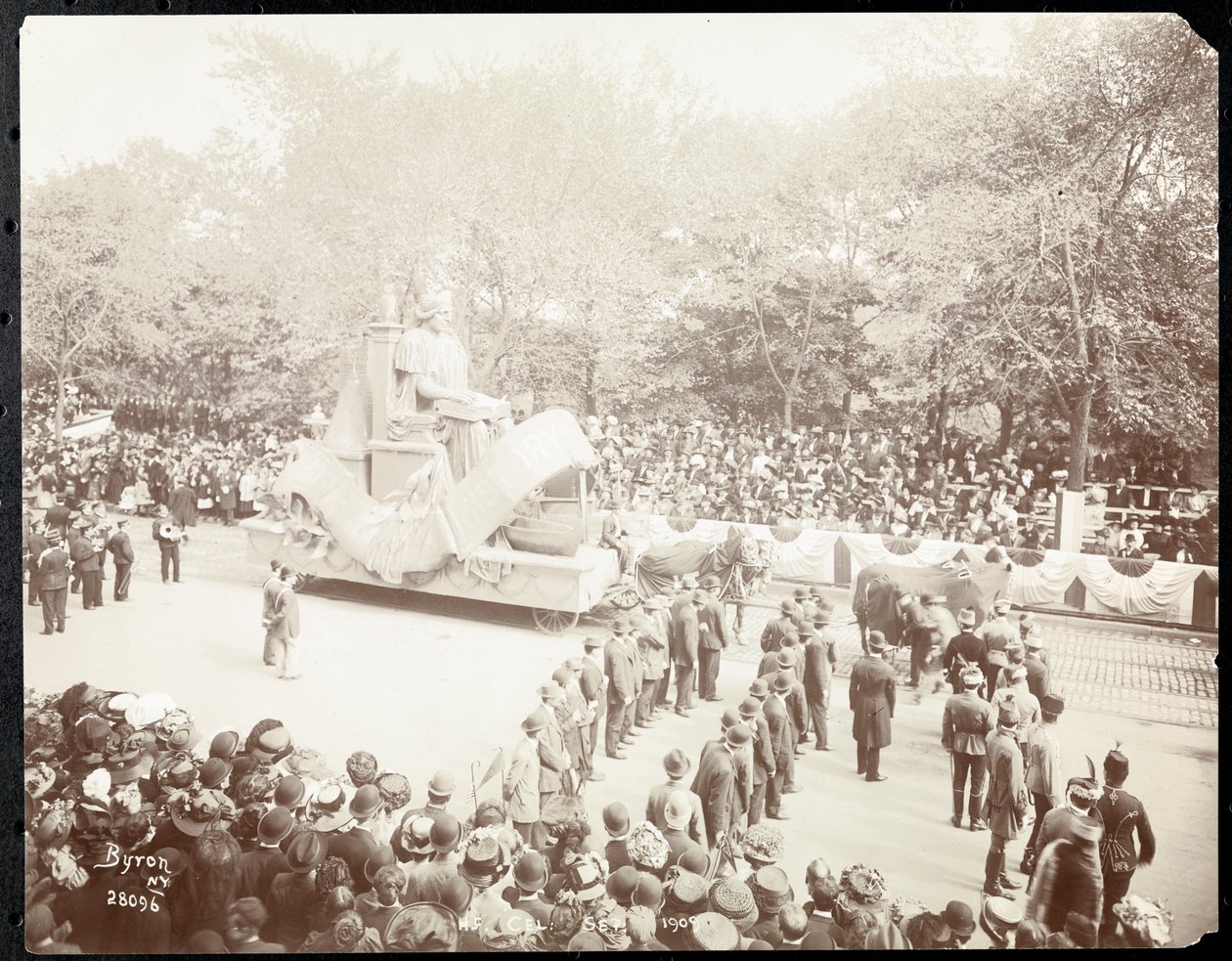 Uitzicht op de menigte en een door paarden getrokken praalwagen tijdens de parade van de Hudson Fulton Celebration, New York, september 1909 door Byron Company