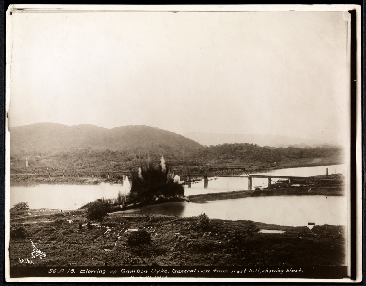 Uitzicht op de explosie van het opblazen van de Gamboa Dijk tijdens de bouw van het Panamakanaal, 1913 door Byron Company