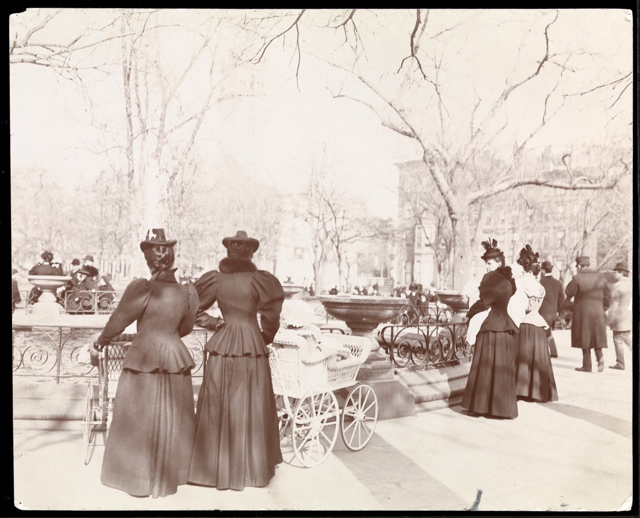 Uitzicht op vrouwen met kinderwagens bij een fontein in Madison Square Park, New York, c.1905 door Byron Company