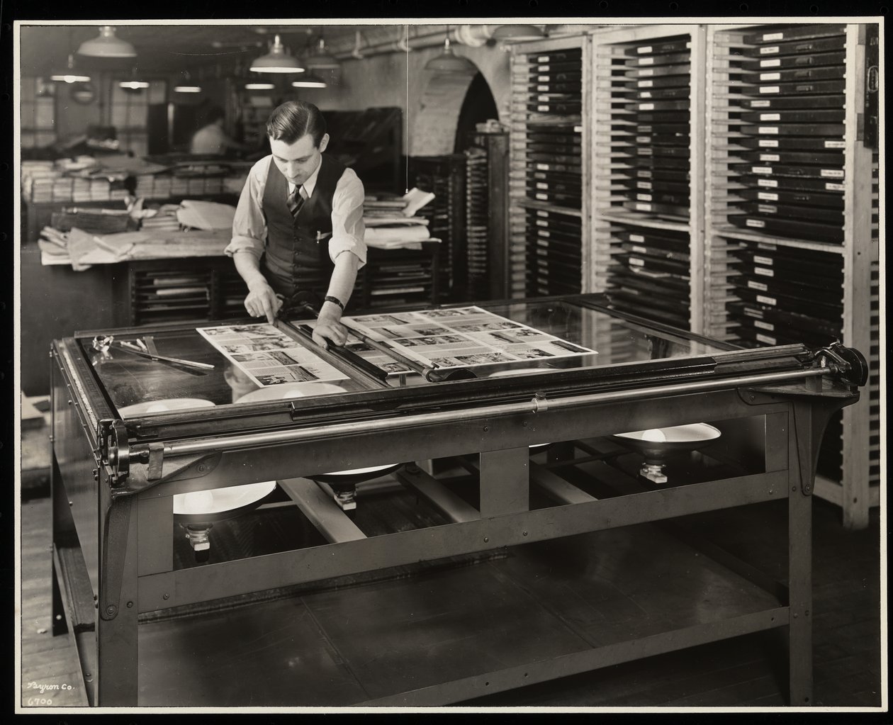 Werken aan een lay-out bij een lichttafel bij Unz und Co., 24 Beaver Street, New York, 1932 door Byron Company