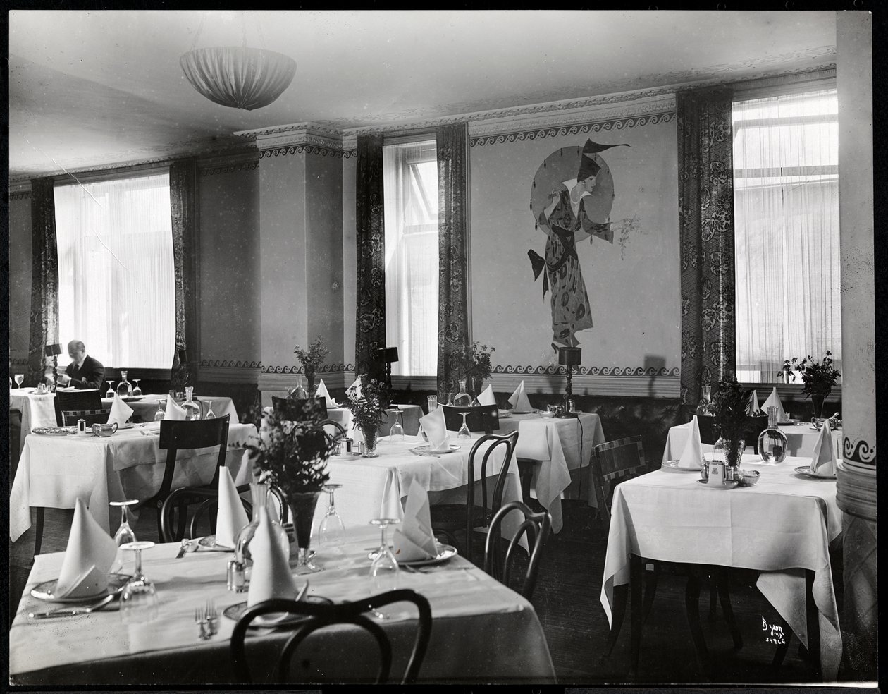 Een eetkamer in het Hotel Majestic, 1916 of 1917 door Byron Company