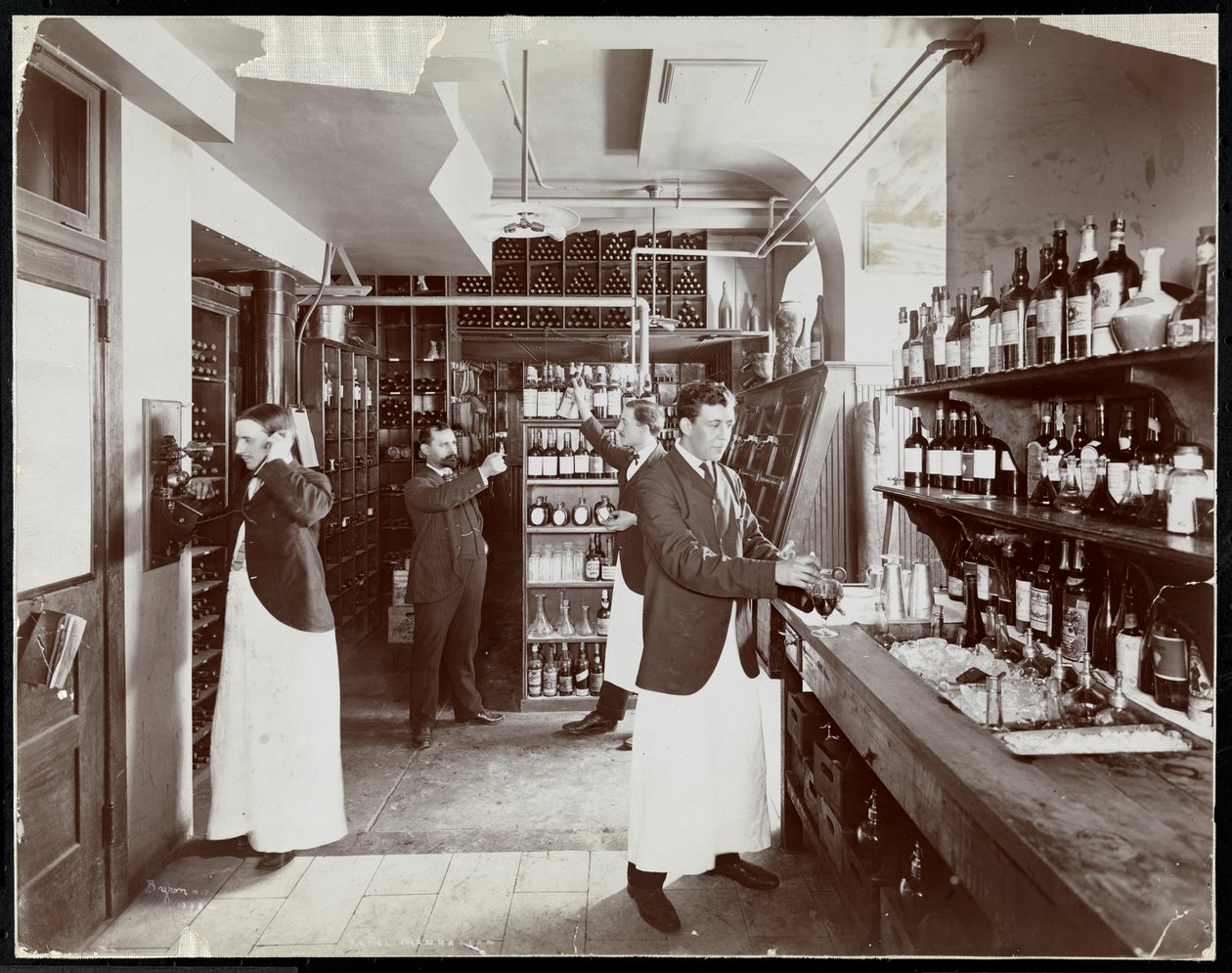 Een voorraadkamer in het Hotel Manhattan, 1902 door Byron Company