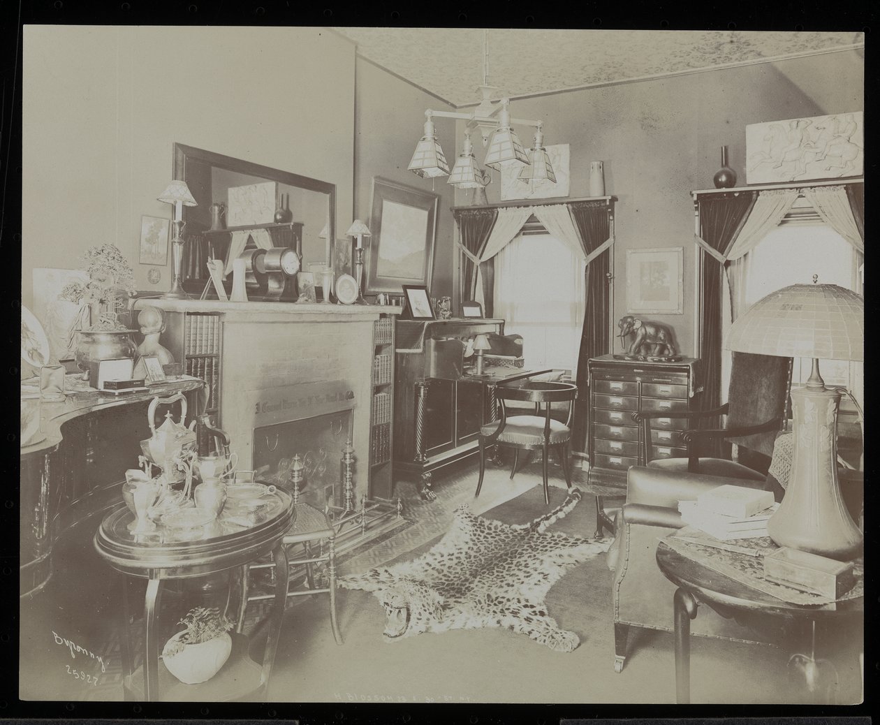 Een Zitkamer in het Huis van de Toneelschrijver Henry Martyn Blossom, op 23 East 30th Street, New York, 1908 door Byron Company