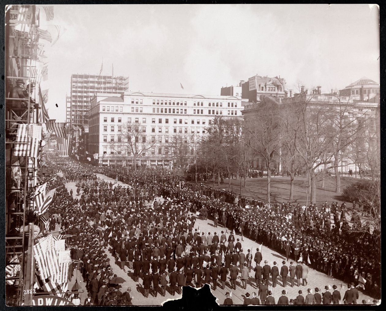 Luchtfoto van mannen die marcheren in de Republikeinse Gouden Standaard Parade op Broadway bij City Hall Park, New York door Byron Company