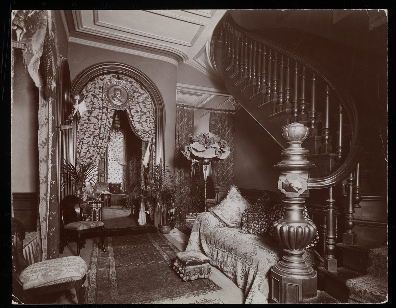 Een sierlijke zitkamer in de Blakely Hall residentie aan 11 West 45th Street, New York, 1896-98 door Byron Company