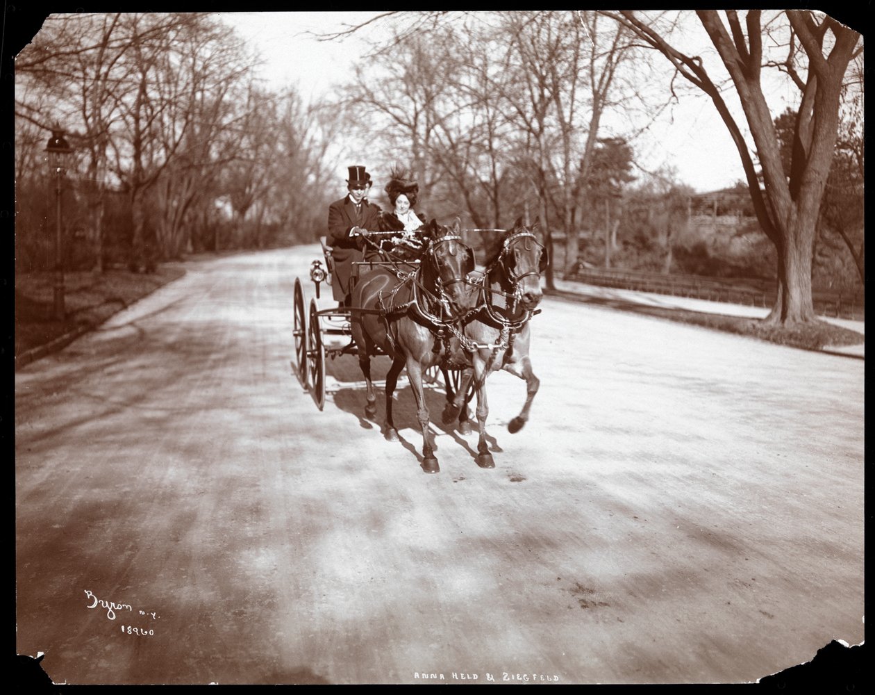 Anna Held en Florenz Ziegfeld in een paard-en-wagen, New York, 1904 door Byron Company