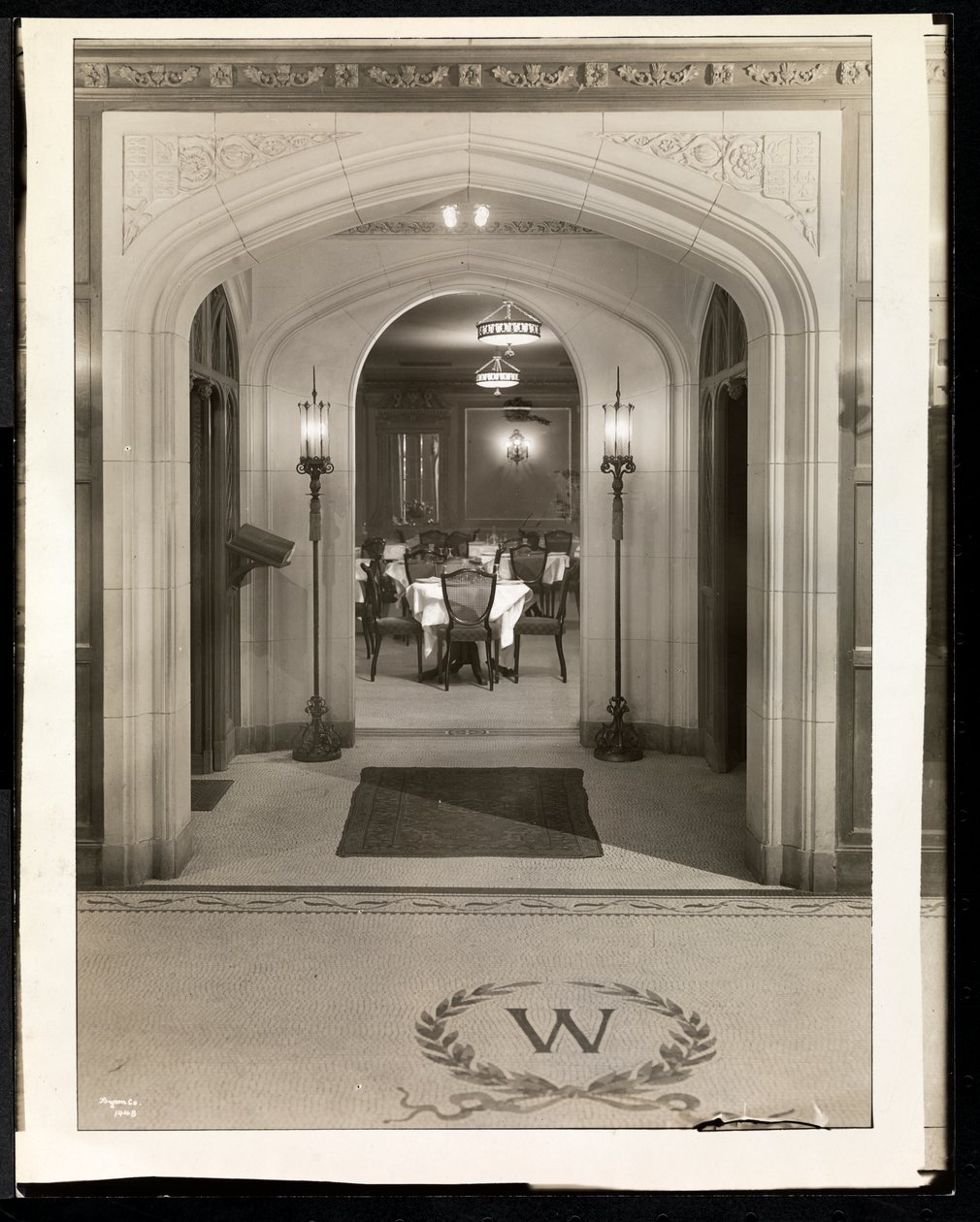 Boog die leidt naar de eetkamer van het Hotel Woodward, Broadway en 55th Street, New York, 1920 (zilveren gelatin afdruk) door Byron Company