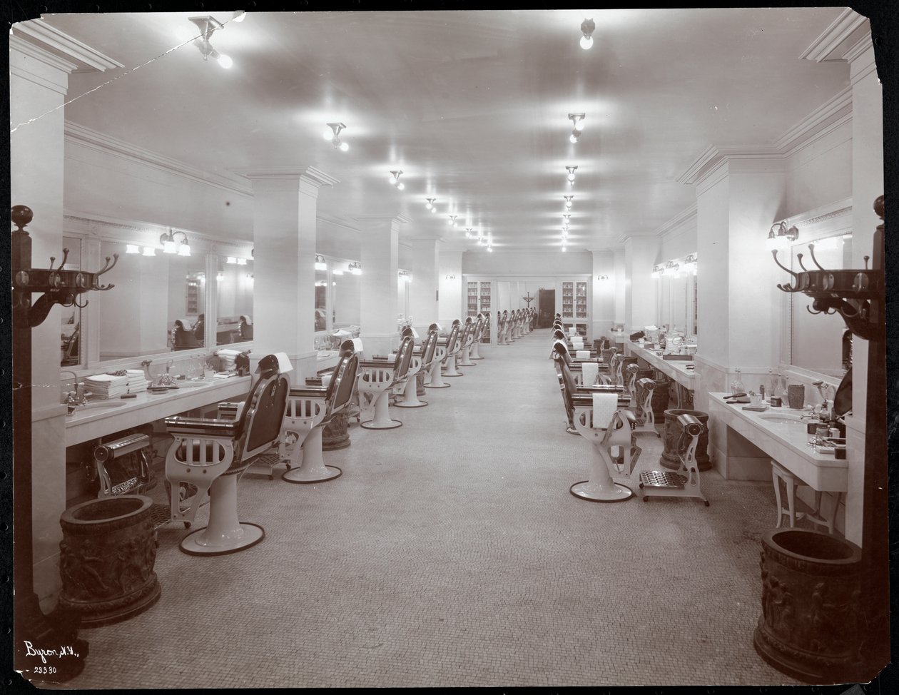 Kapperszaak in het Hotel Knickerbocker, 1906 door Byron Company