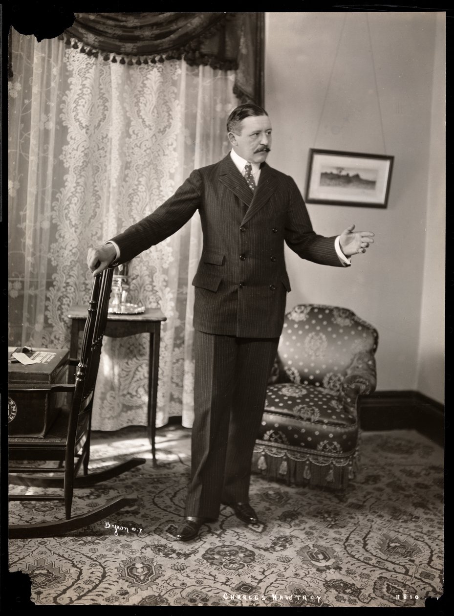 Charles Hawtrey in zijn appartement in Holland House aan Fifth Avenue, New York, 1901-2 door Byron Company