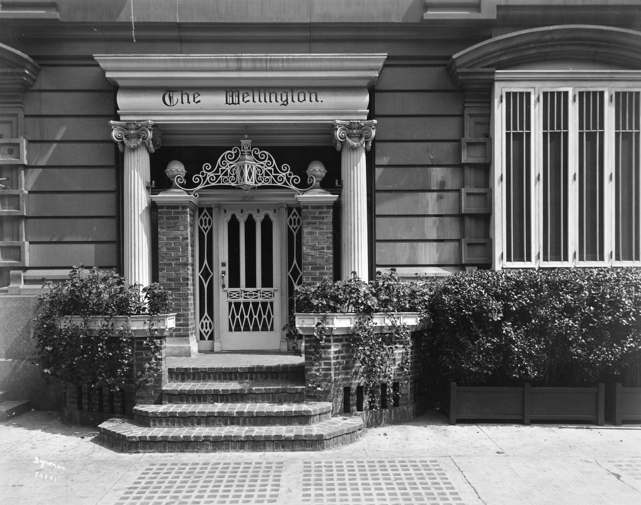 Ingang van het Hotel Wellington, 871 7th Avenue, New York, 1907 door Byron Company