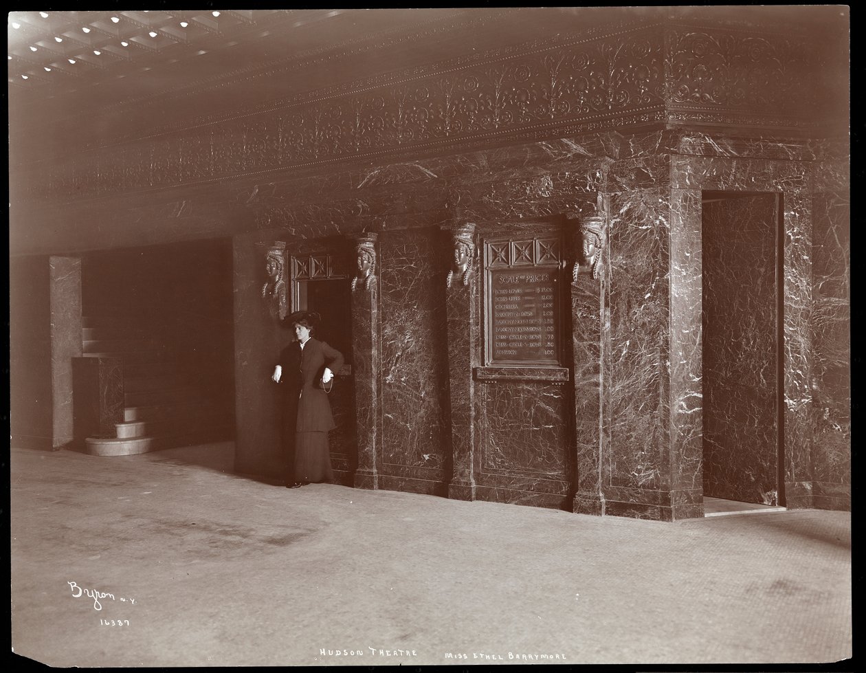 Ethel Barrymore in de lobby van het Hudson Theatre in New York, 1903 door Byron Company