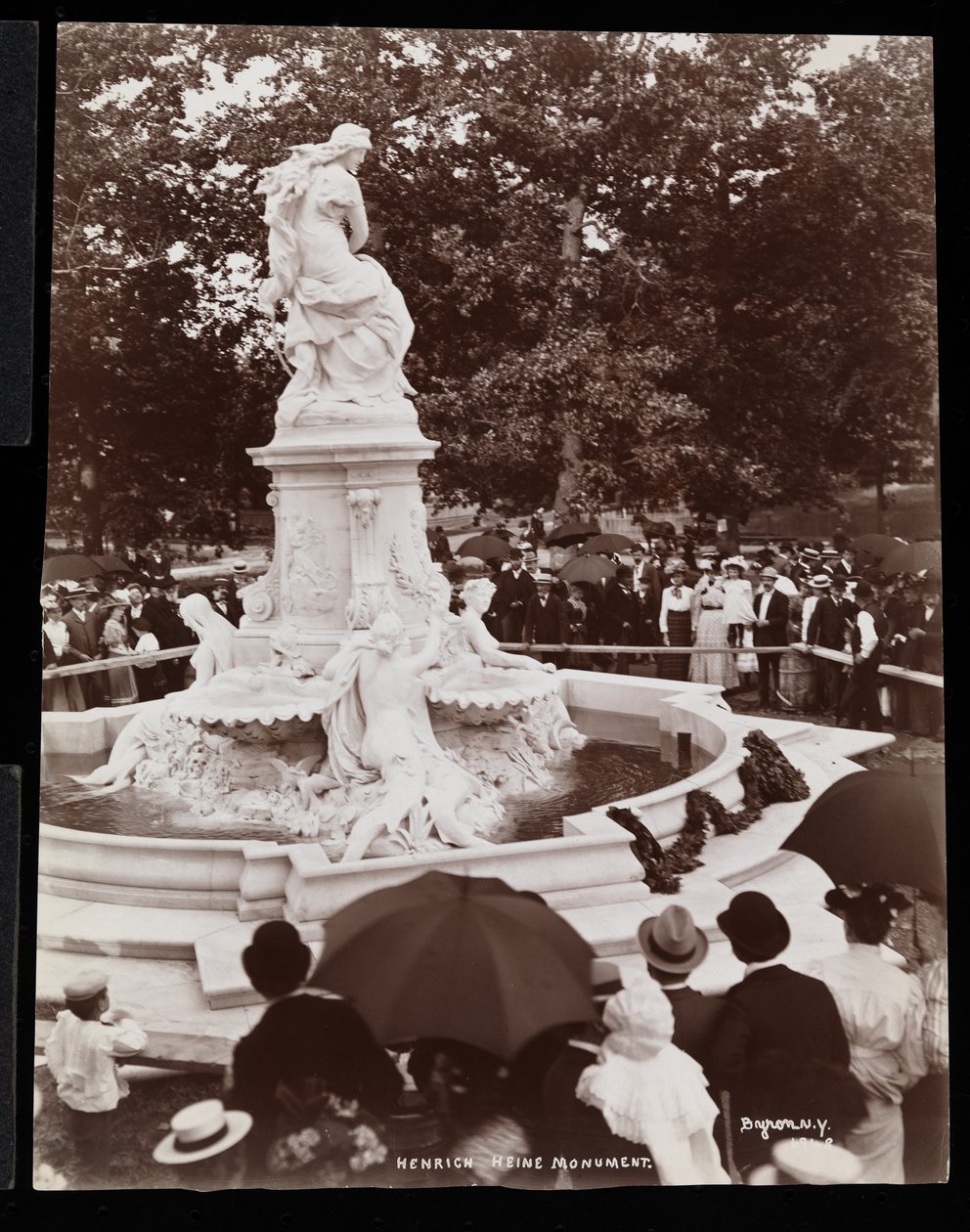 Heinrich Heine monument (Lorelei fontein) en de menigte aanwezig bij de onthulling, Grand Concourse en 164th Street, The Bronx, New York door Byron Company