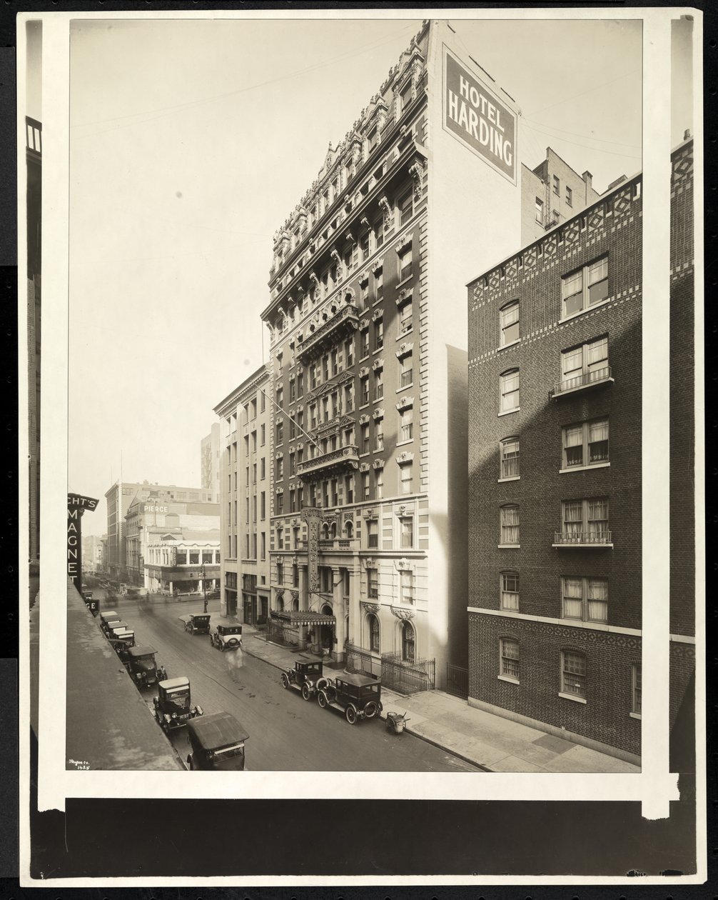 Hotel Harding op 55th Street en Broadway, New York, 1921 door Byron Company