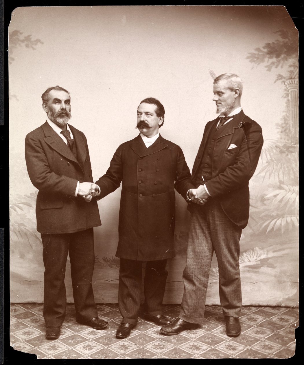 Arbeidersleiders Samuel Gompers, John Burns en Holmes, 1893-4 (zilveren gelatin afdruk) door Byron Company