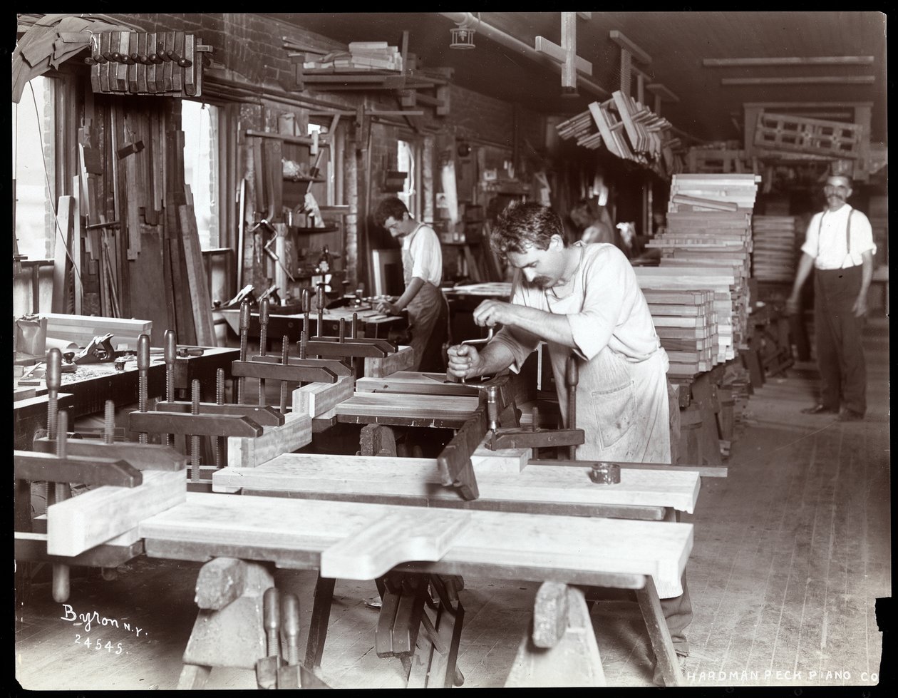 Mannen aan het werk in de Hardman, Peck en Co. pianofabriek, New York, 1907 (zilveren gelatin afdruk) door Byron Company