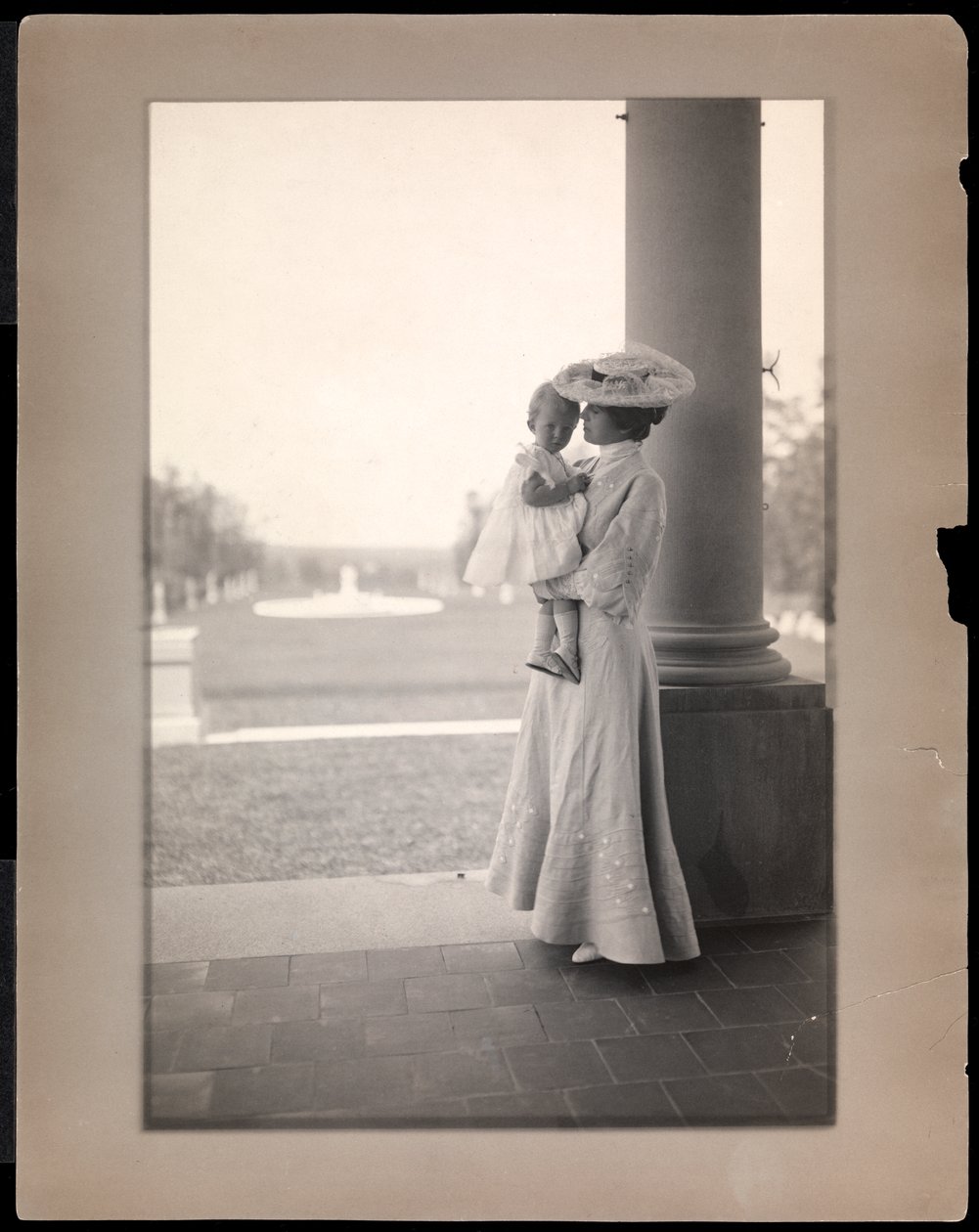 Mevrouw Clarence Mackay en kind in de portiek van Harbor Hill, Long Island 1898-1910 door Byron Company