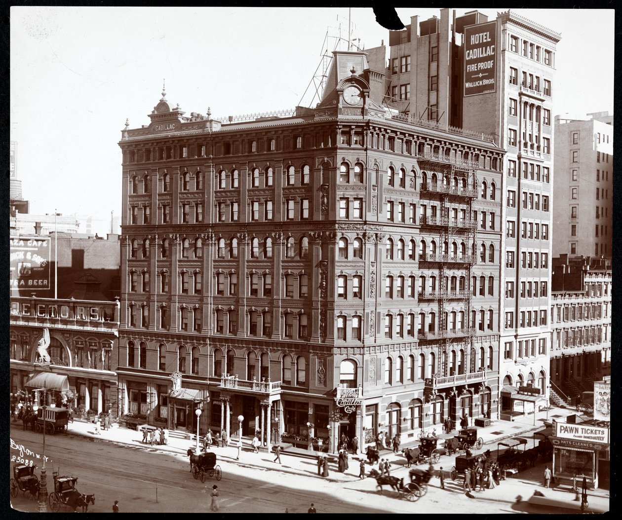 Noordoosthoek van Hotel Cadillac aan Broadway en 43rd Street, New York door Byron Company