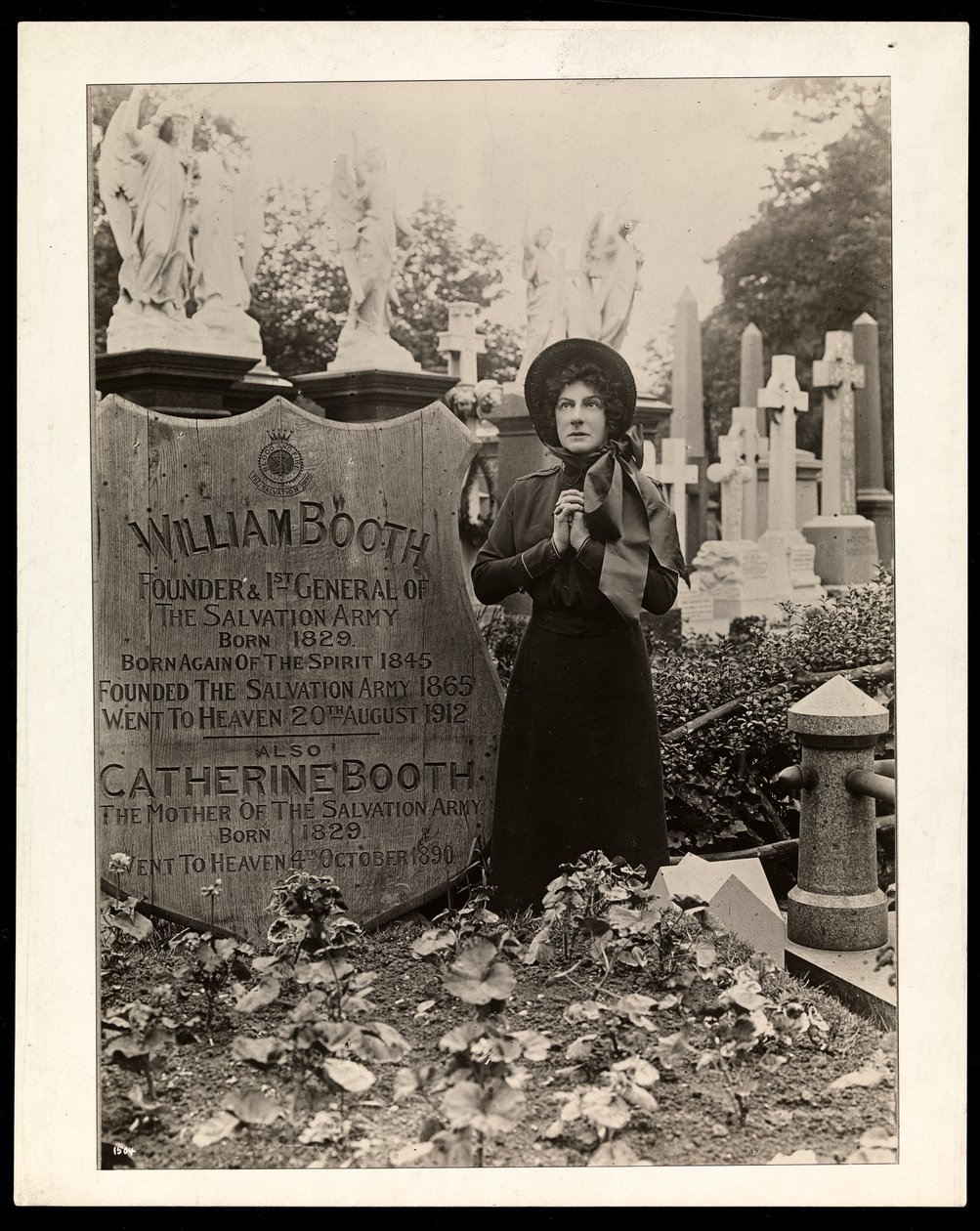 Portret van Eva Booth bij het graf van haar vader, Generaal William Booth, c.1915 door Byron Company
