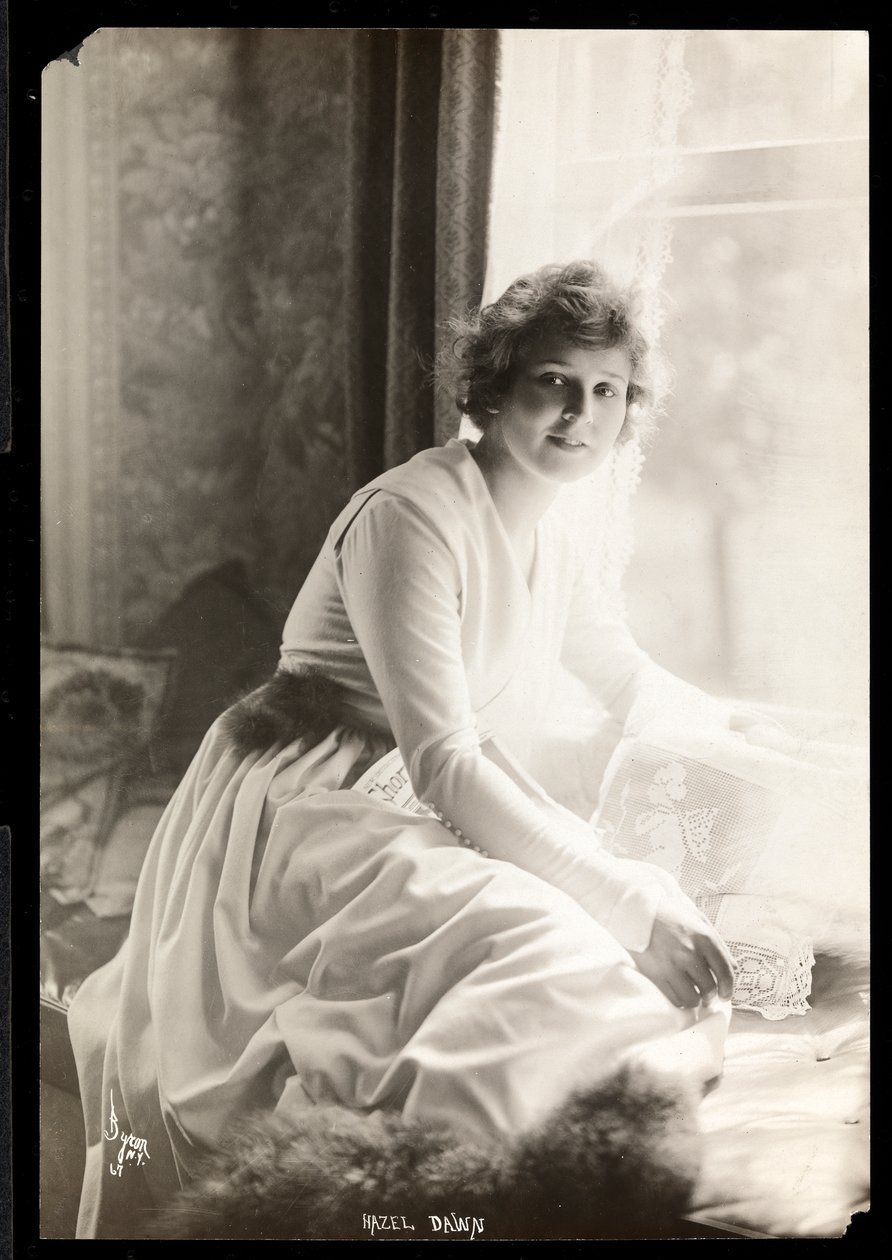 Portret van Hazel Dawn, c.1915 door Byron Company