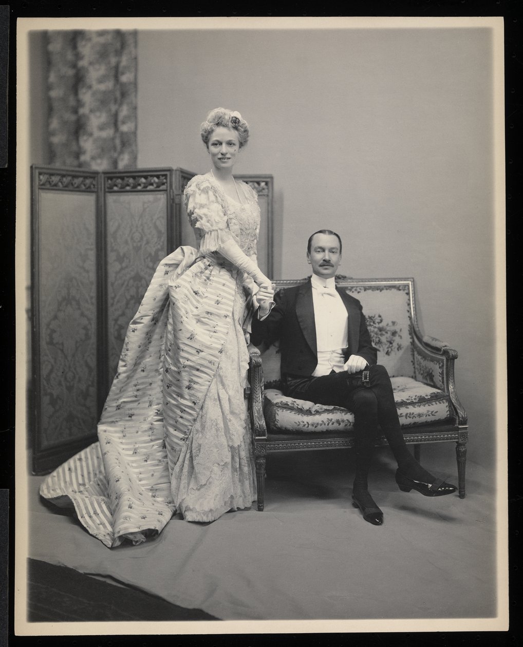 Portret van een onbekende man en vrouw op het James Hazen Hyde-bal, New York, 31 januari 1905 door Byron Company