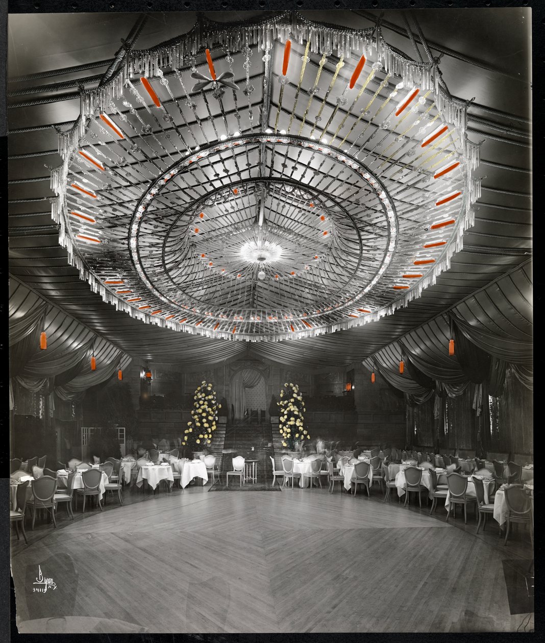 Ontvangstruimte in het Ritz-Carlton Hotel, 1915 of 1916 door Byron Company