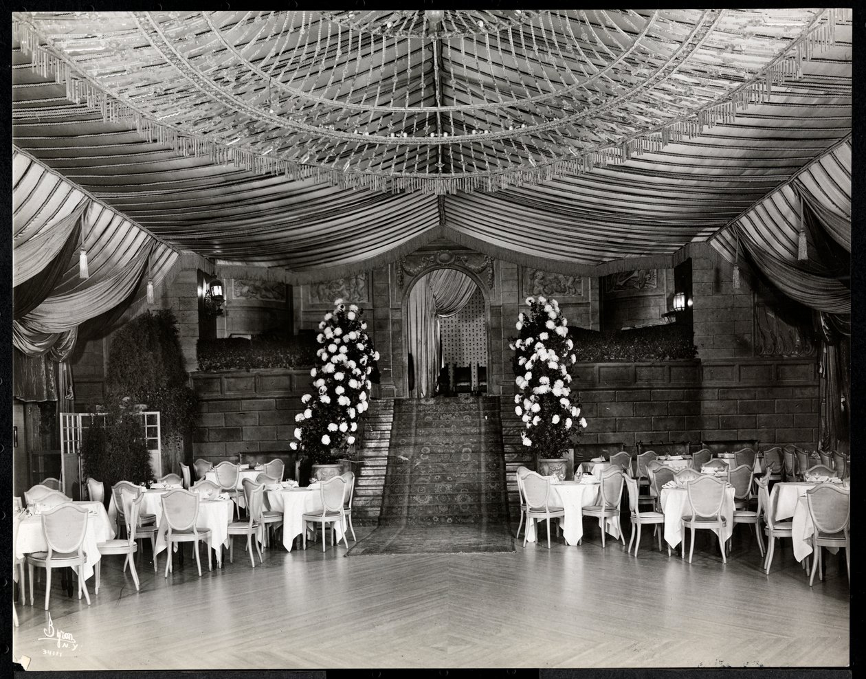 Ontvangstruimte in het Ritz-Carlton Hotel, 1915 of 1916 door Byron Company