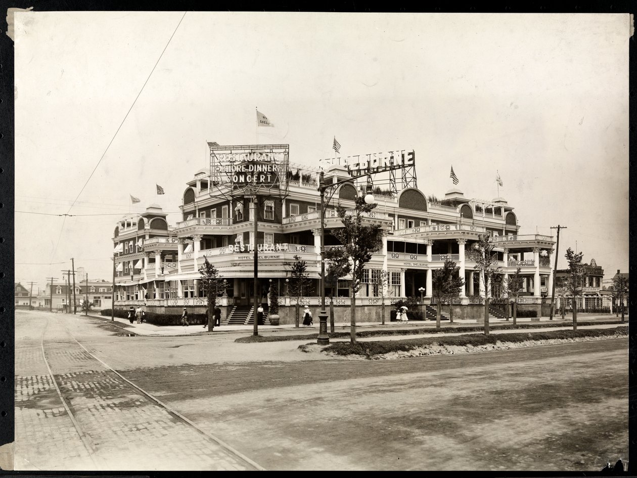 Het Hotel Shelburne aan Sea Breeze Avenue en Ocean Parkway, Coney Island, New York, c.1913 door Byron Company