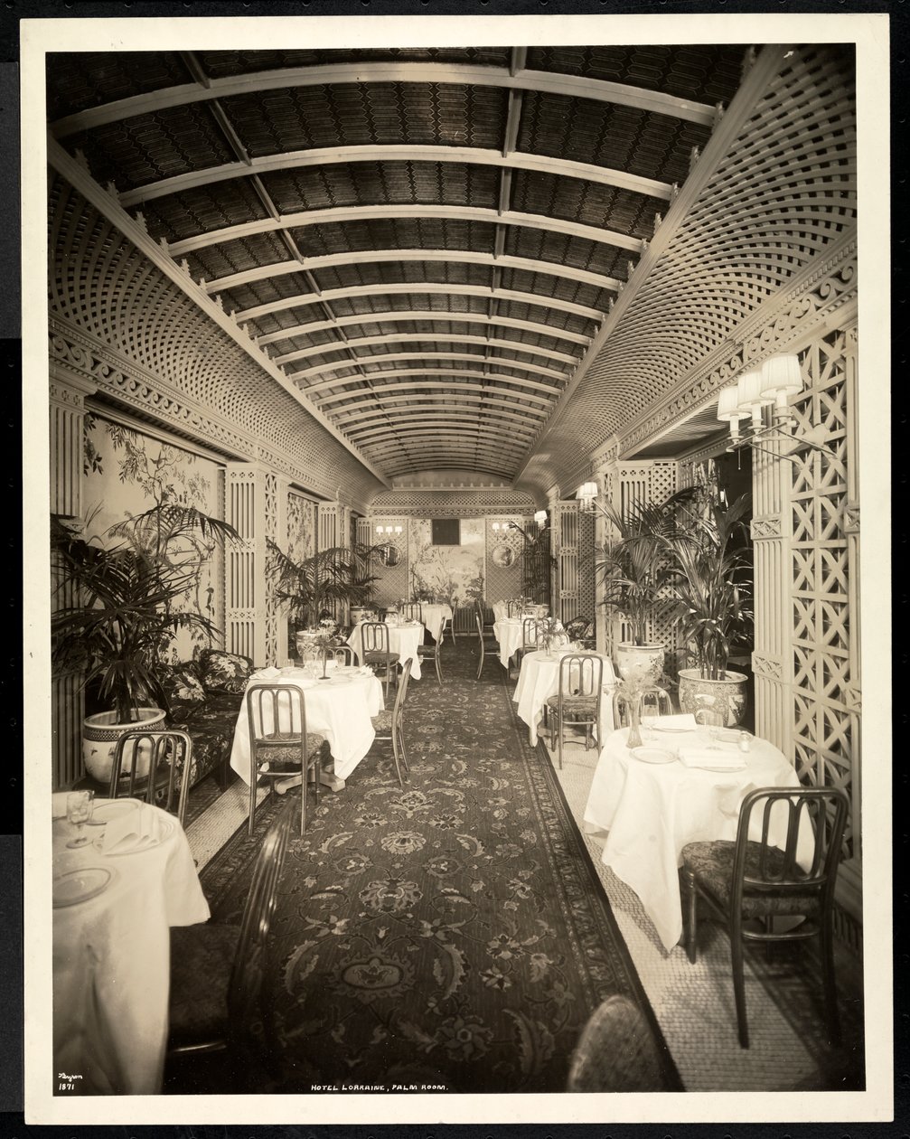 Het Palm Room restaurant in het Hotel Lorraine, 1923 door Byron Company