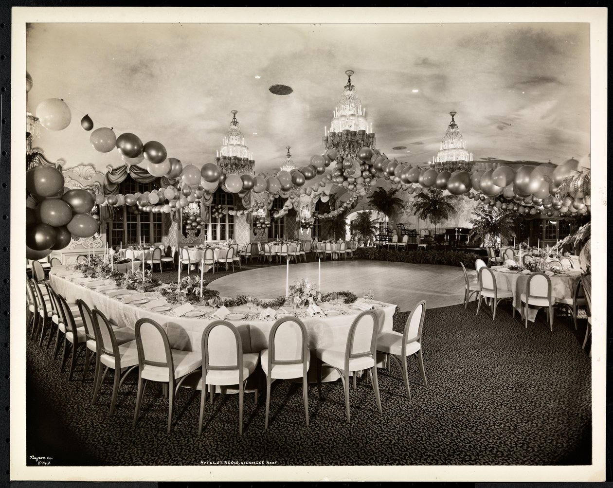 Het Weense Dak bij het Hotel St. Regis, 1937 door Byron Company