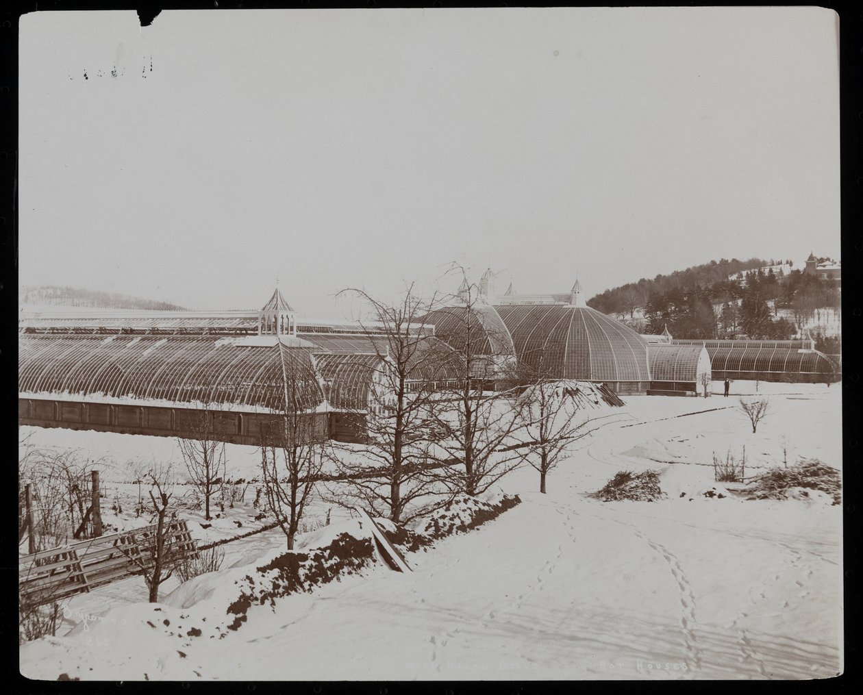 De Kassen in de Sneeuw op het Helen Gould Landgoed (voormalige Jay Gould Residentie) in Tarrytown, New York door Byron Company