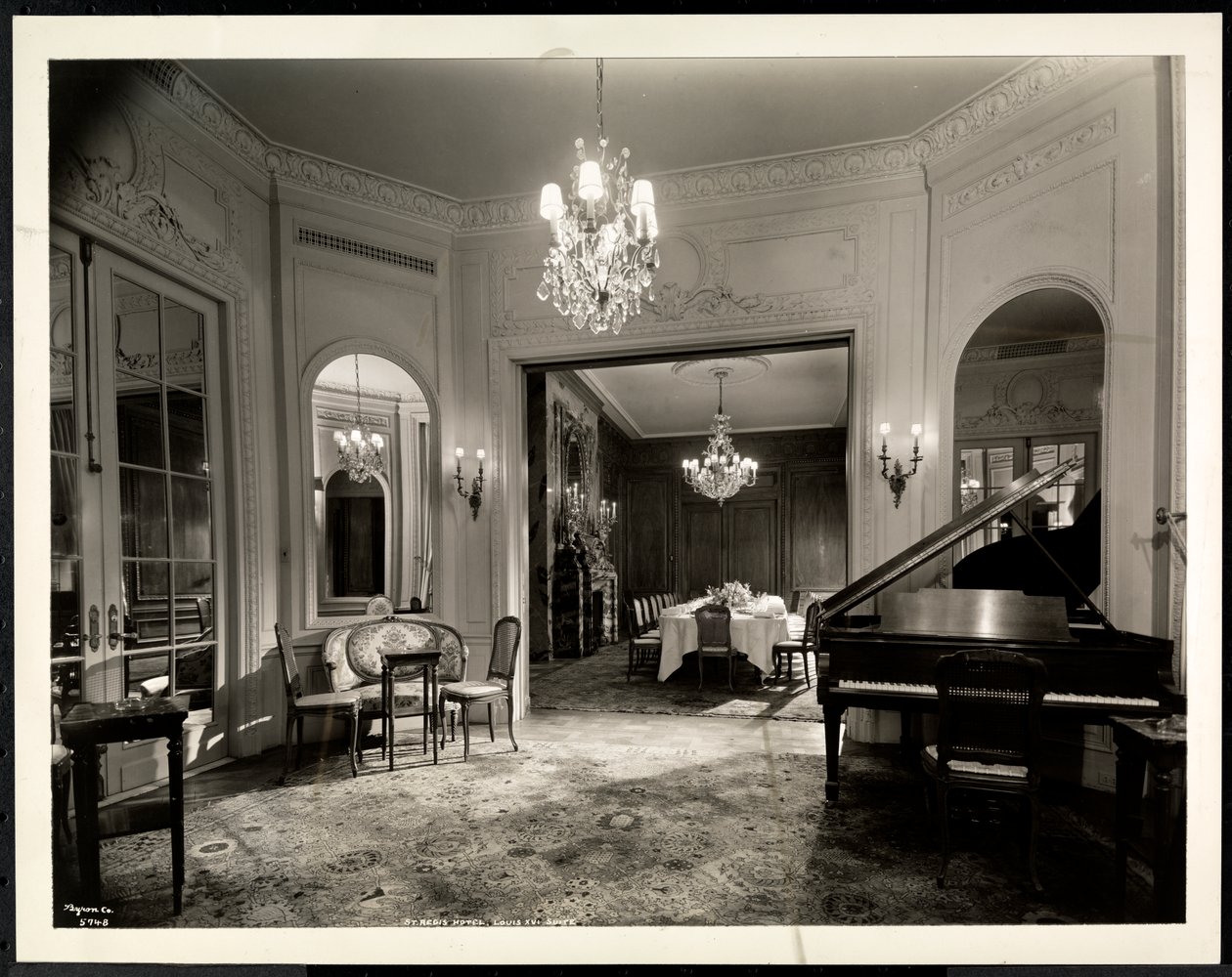 De muziekkamer van de Louis XVI Suite in het Hotel St. Regis, 1937 door Byron Company