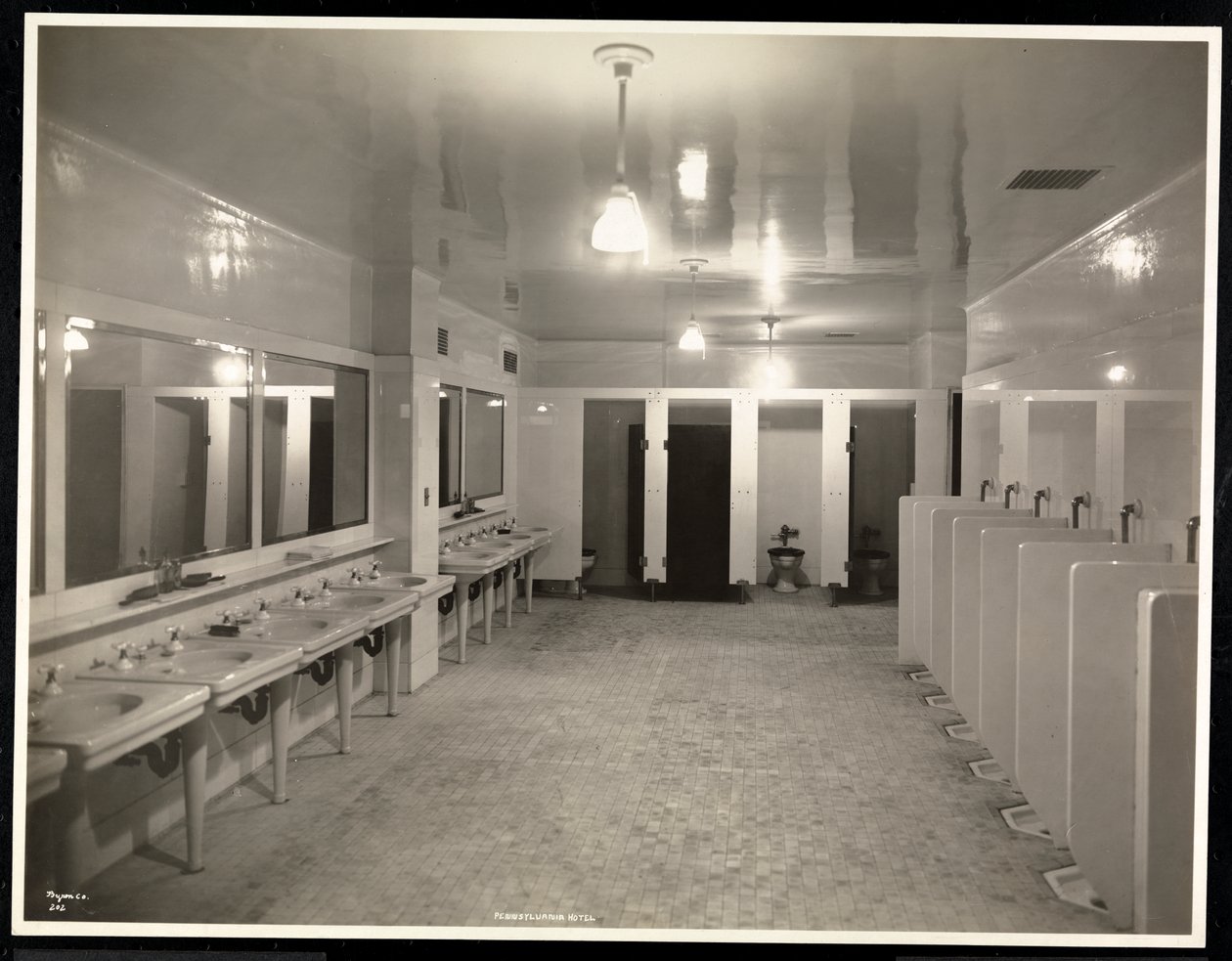 Toiletten in het Hotel Pennsylvania, 1918 door Byron Company
