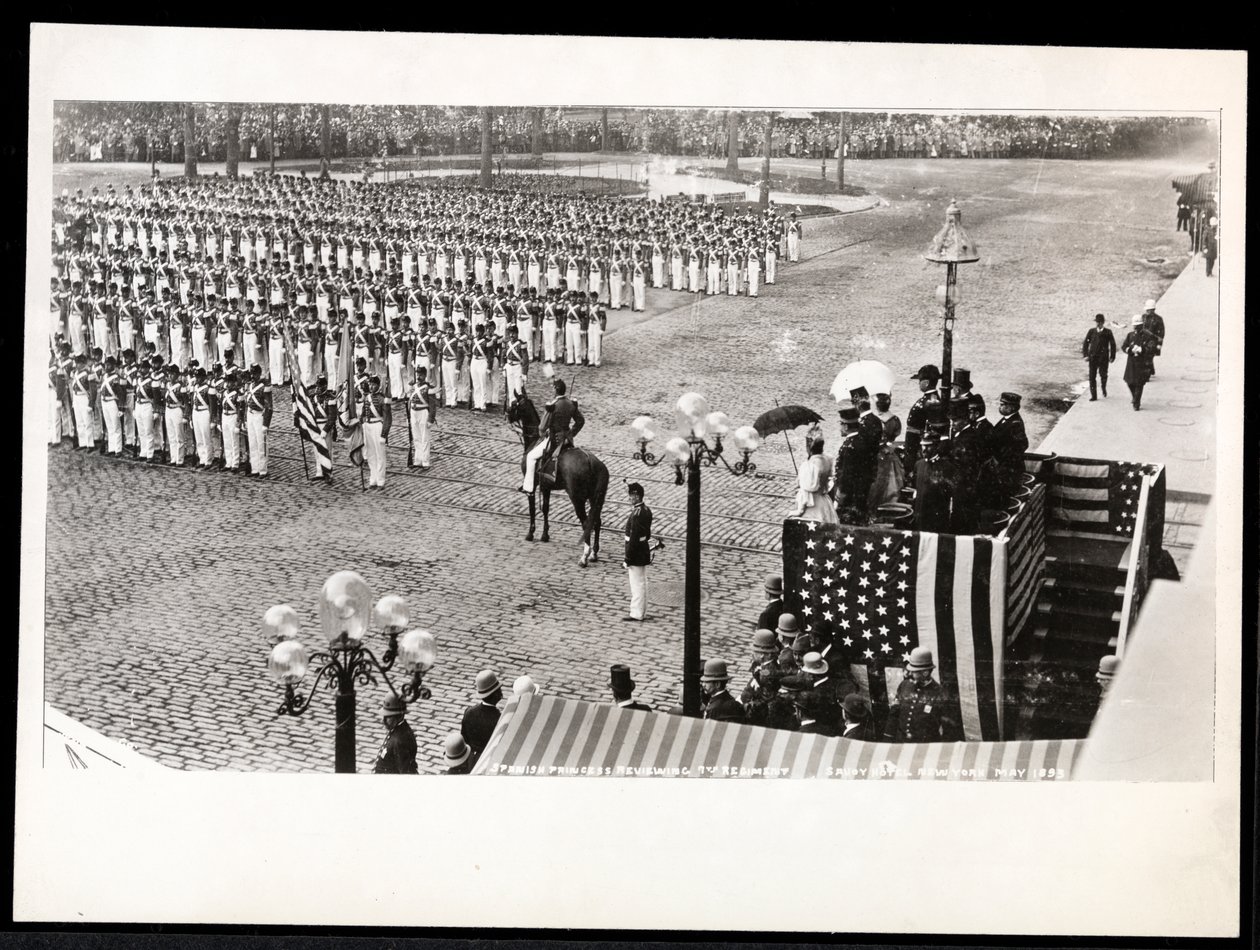 Uitzicht op Prinses Eulalia van Spanje die het 7e Regiment inspecteert tijdens de Columbus Celebration Parade bij het Savoy Hotel, New York, 1899 door Byron Company