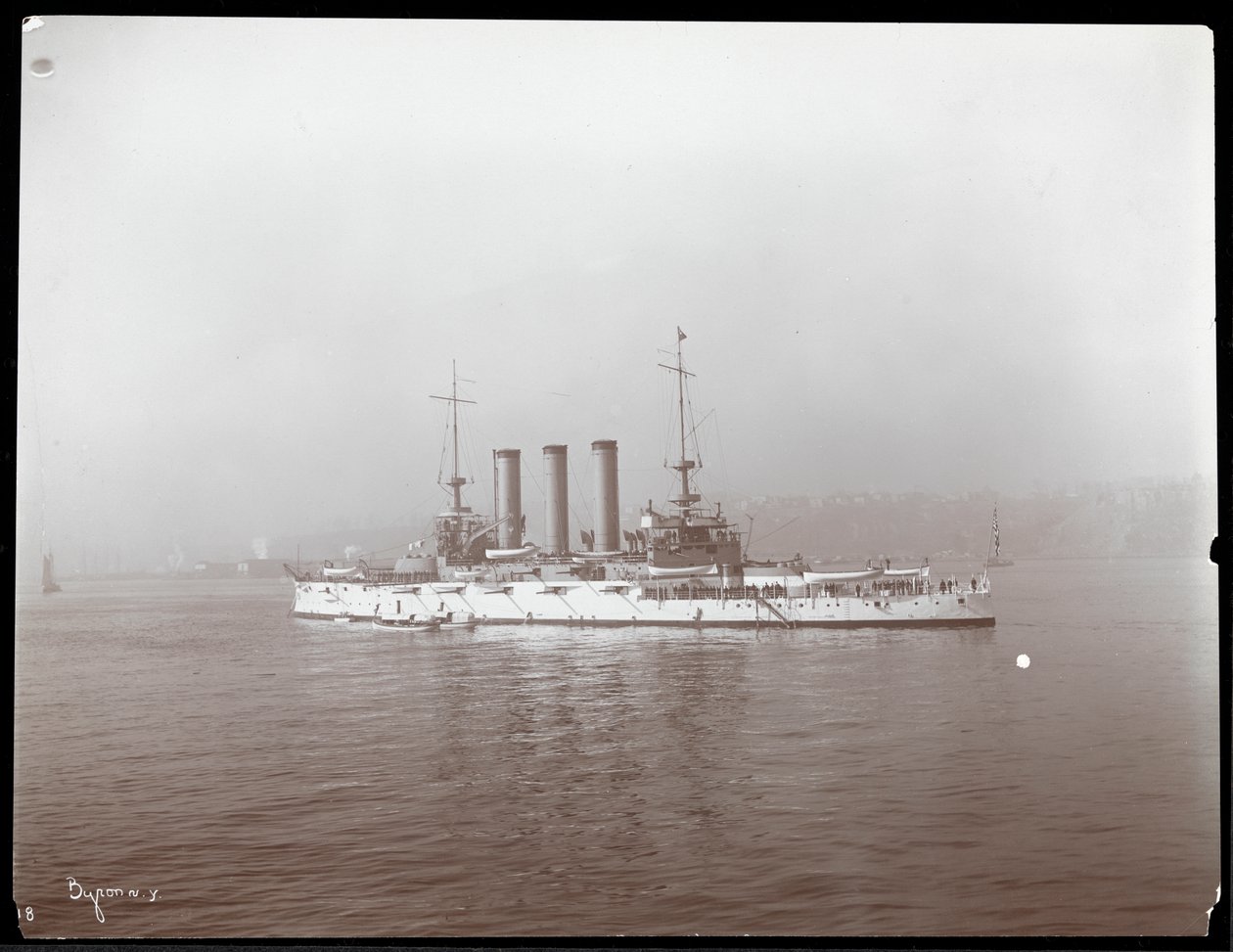 Uitzicht op een militair schip, vermoedelijk op de Hudson River nabij West Point tijdens het bezoek van Prins Louis van Battenberg, 1905 door Byron Company