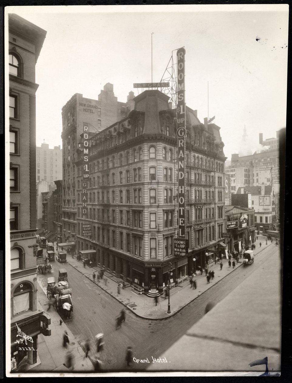 Uitzicht op het Grand Hotel aan 31st Street en Broadway, New York, c.1914 (zilveren gelatin afdruk) door Byron Company