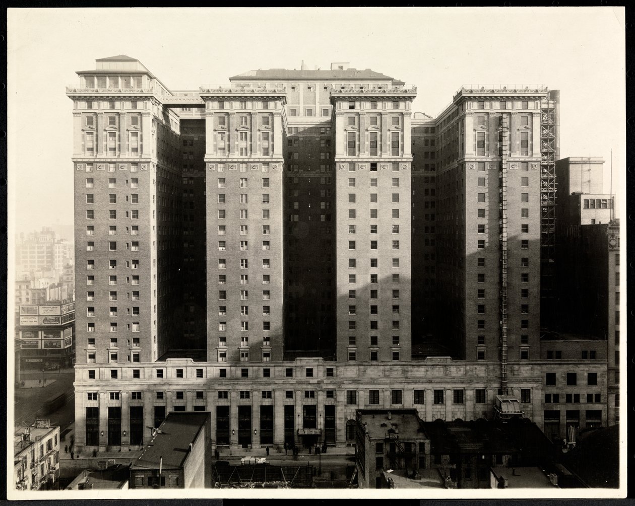 Uitzicht op de zuidkant van het Hotel Pennsylvania, 7th Avenue en 32nd Street, New York, 1919 door Byron Company