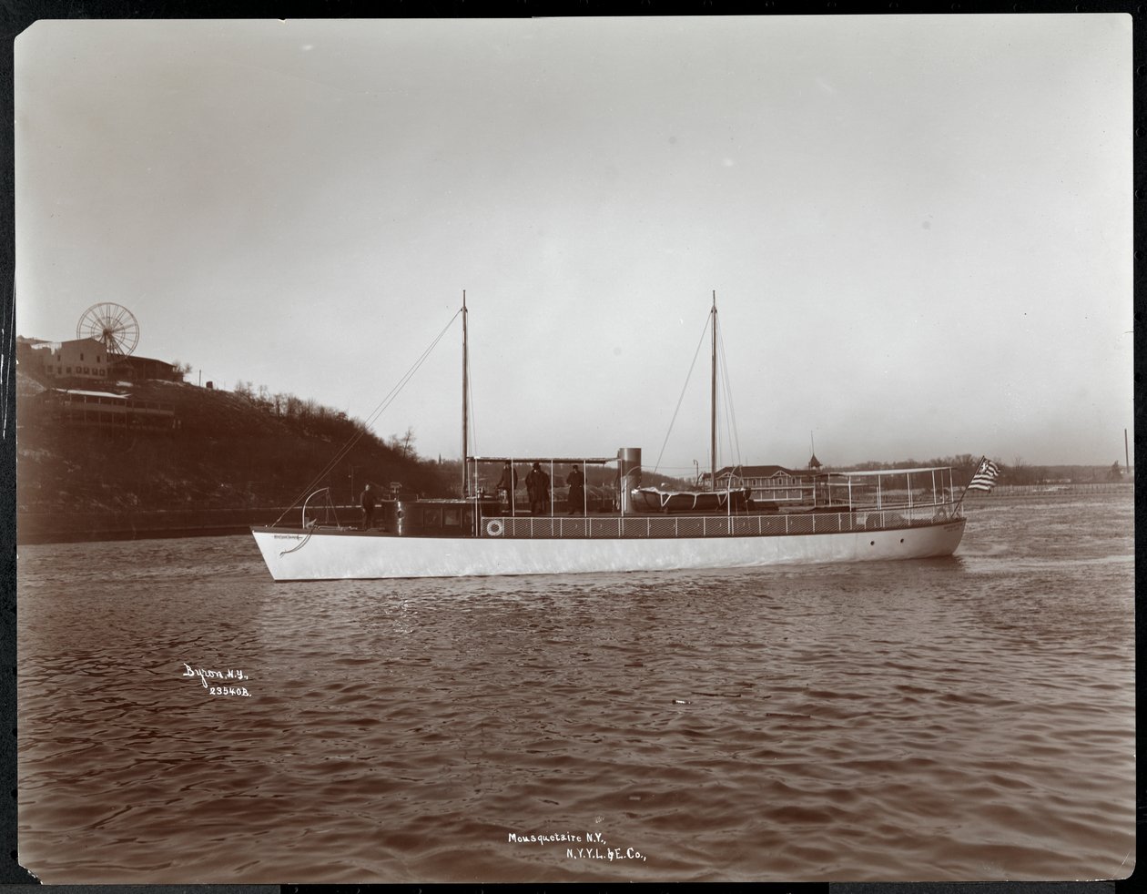 Uitzicht op het jacht Mousquetaire van de New York Yacht, Launch und Engine Co. op de Harlem River, New York, 1905 door Byron Company