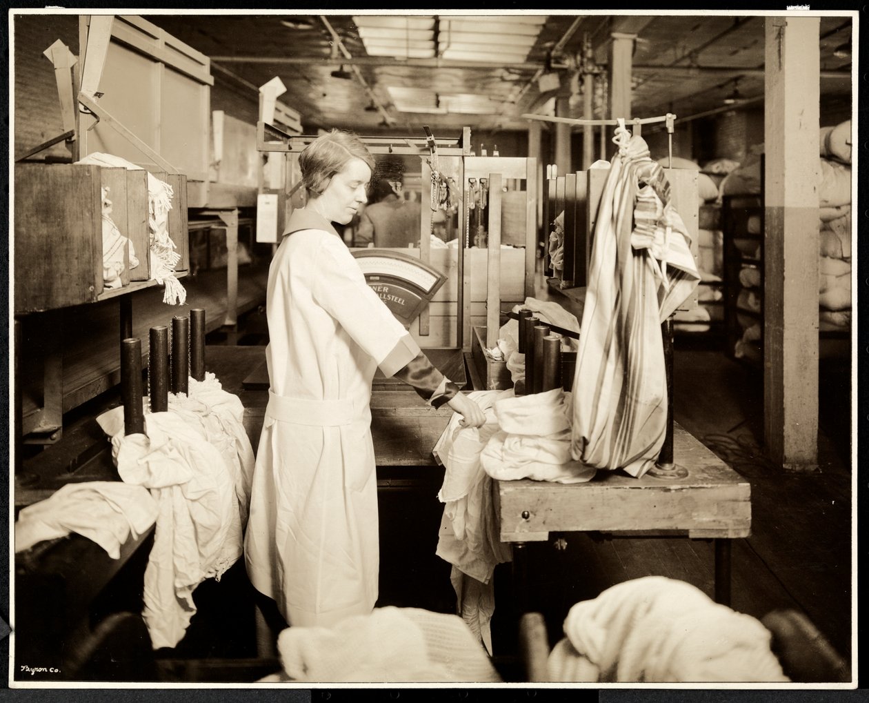 Vrouwen labelen zakken wasgoed bij de Carolyn Laundry op 111 East 128th Street, East Harlem, New York, 1928 door Byron Company
