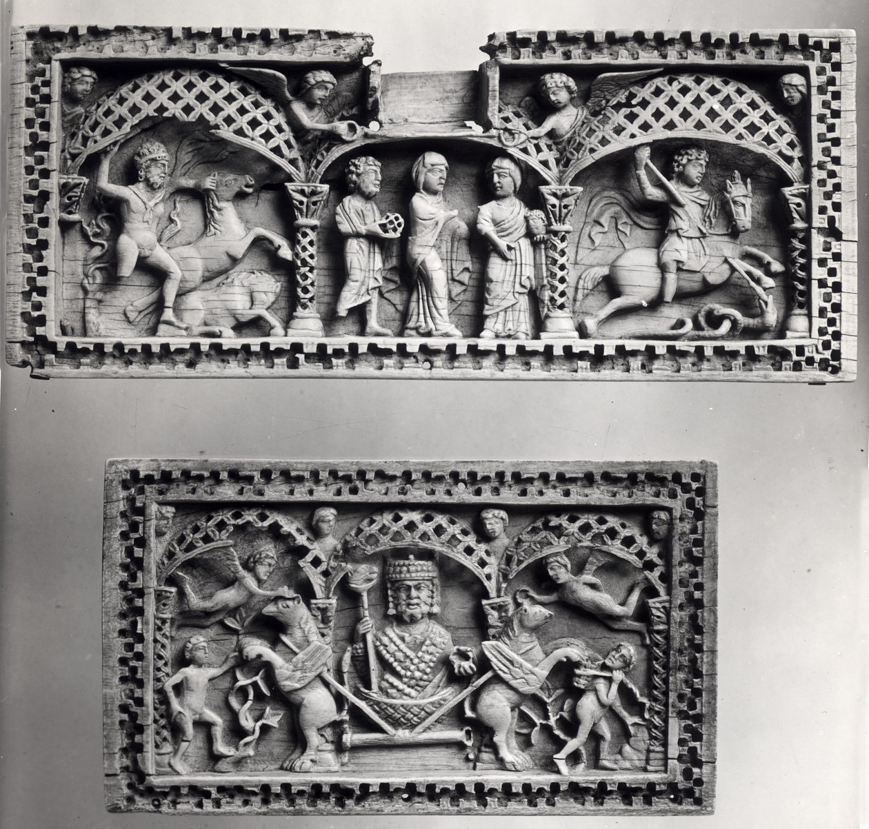 Twee plaquettes van een kist door Byzantine