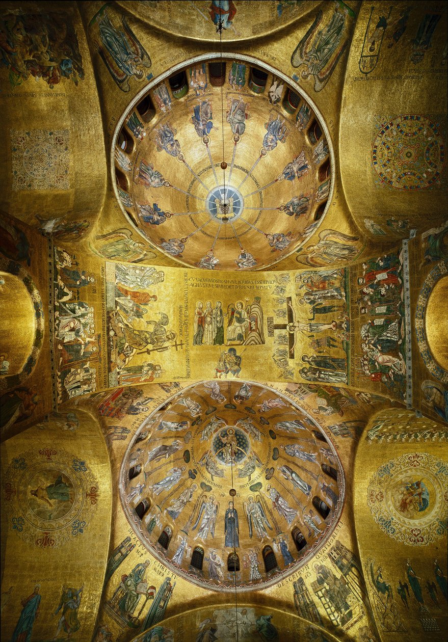 Byzantijnse architectuur: uitzicht op de koepels met mozaïeken op een gouden achtergrond die de Pinksteren (1250-1300) en de Hemelvaart (begin 13e eeuw) illustreren. Basiliek San Marco, Venetië door Byzantine