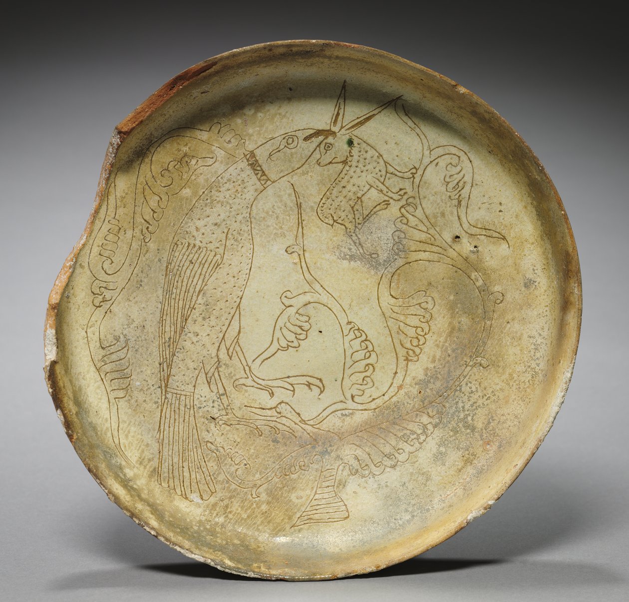 Diep bord met havik, konijn en gebladerte, 1100s door Byzantine