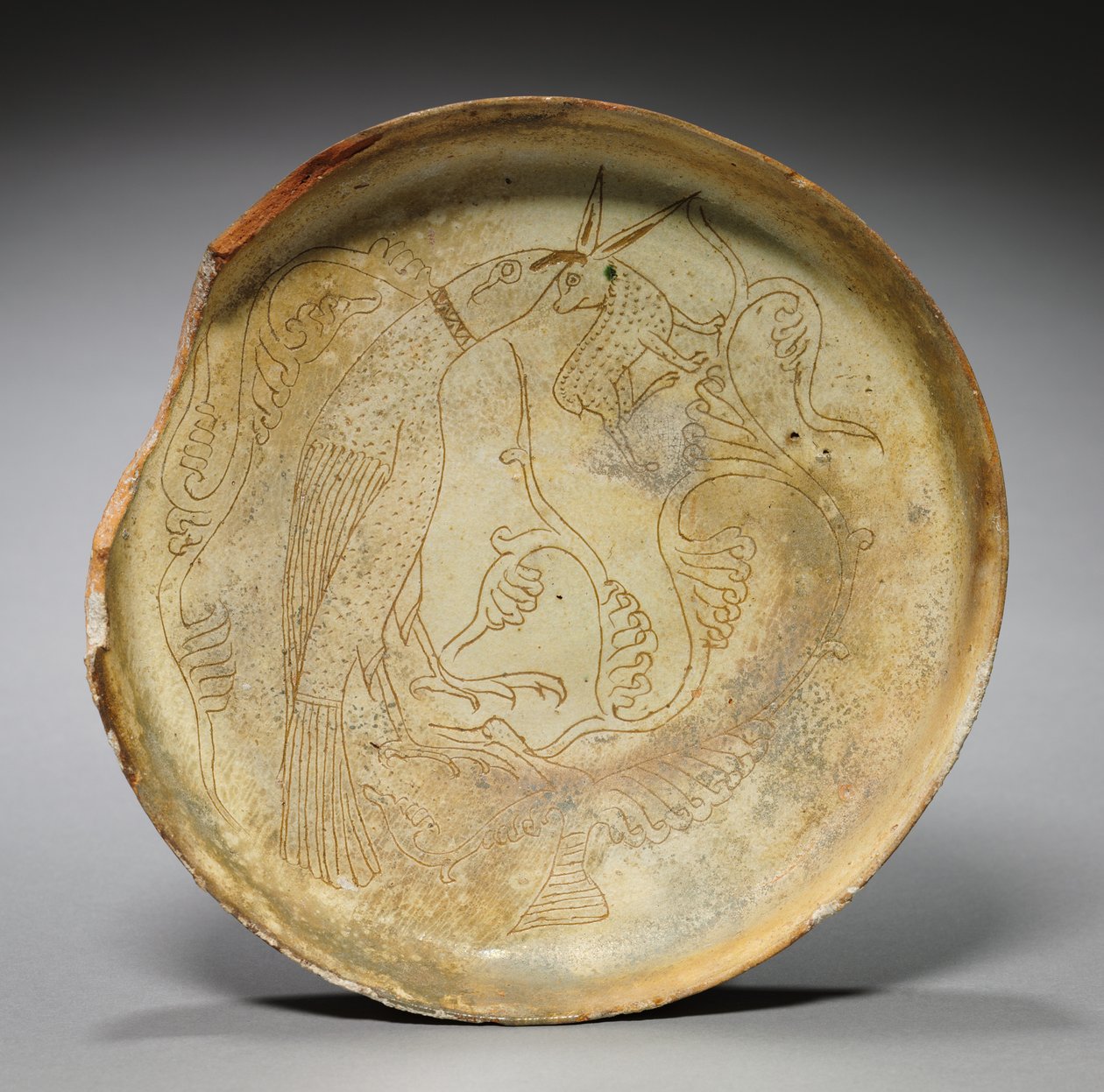 Diep bord met havik, konijn en gebladerte, 1100s door Byzantine