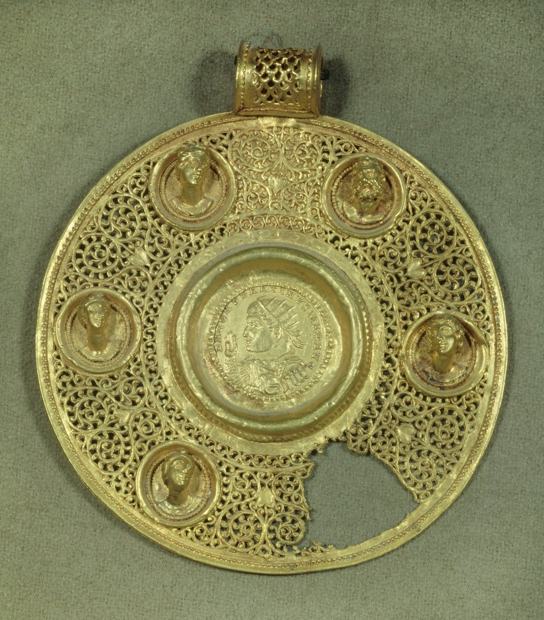 Gouden cirkelvormige medaillon: solidus van Constantijn de Grote (270-337 n.Chr.) geslagen in Sirmium in 321 n.Chr., in een opus interrasile frame, versierd met 5 reliëfbustes. 4e eeuw n.Chr. Parijs, Musée du Louvre door Byzantine