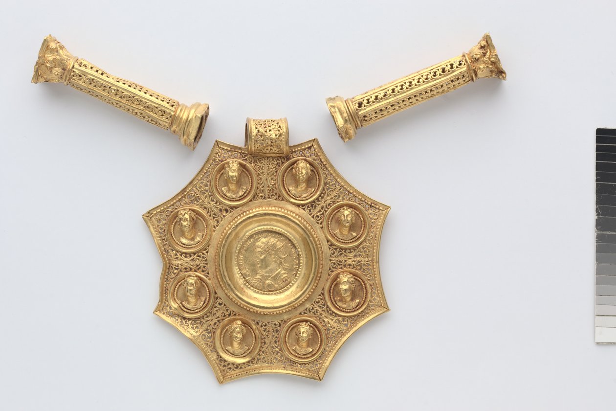 Achthoekige hanger en twee afstandhouders in de vorm van Korinthische zuilen, 324-326 (goud) door Byzantine