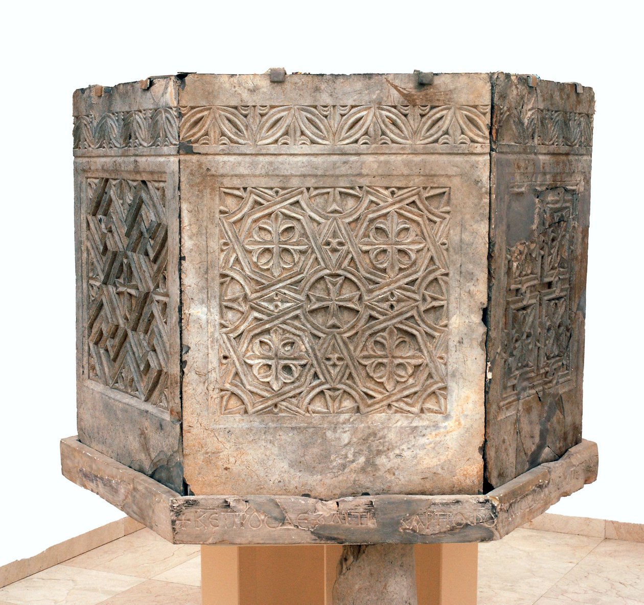 Ambo uit de Byzantijnse kerk van Sint Theodoros, Beit Sila, Jeruzalem, 6e eeuw na Christus (bitumineuze steen) door Byzantine Byzantine
