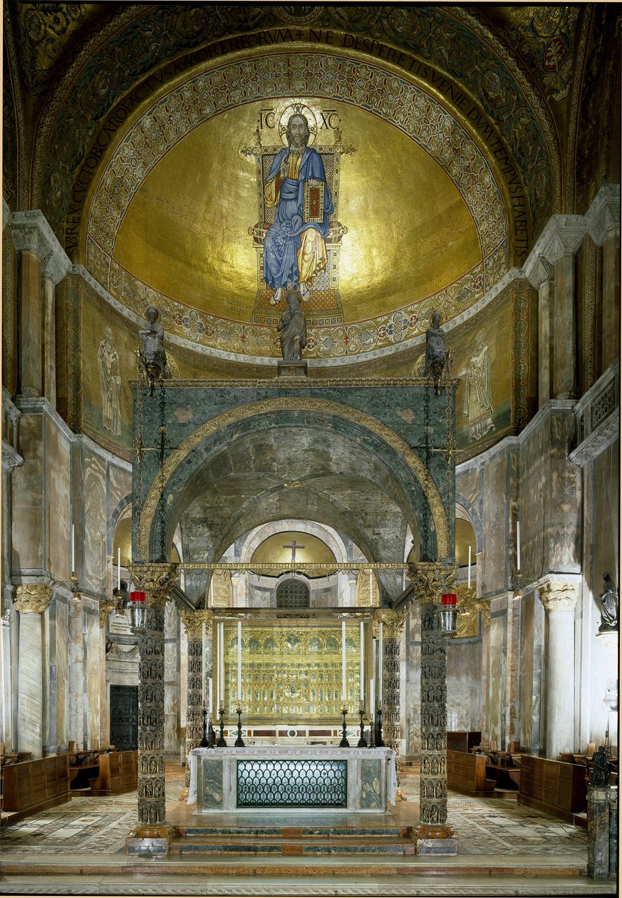 Byzantijnse architectuur: het priesterkoor. Het hoofdaltaar, het ciborium met albasten zuilen (tussen 5e en 13e eeuw), de kapitelen (12e eeuw) en de Pala d