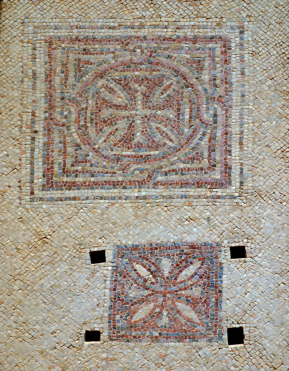 Detail van kruisen uit de mozaïekvloer van de Byzantijnse kerk in Shoham, Israël, ca. 5e eeuw AD (mozaïek) door Byzantine Byzantine